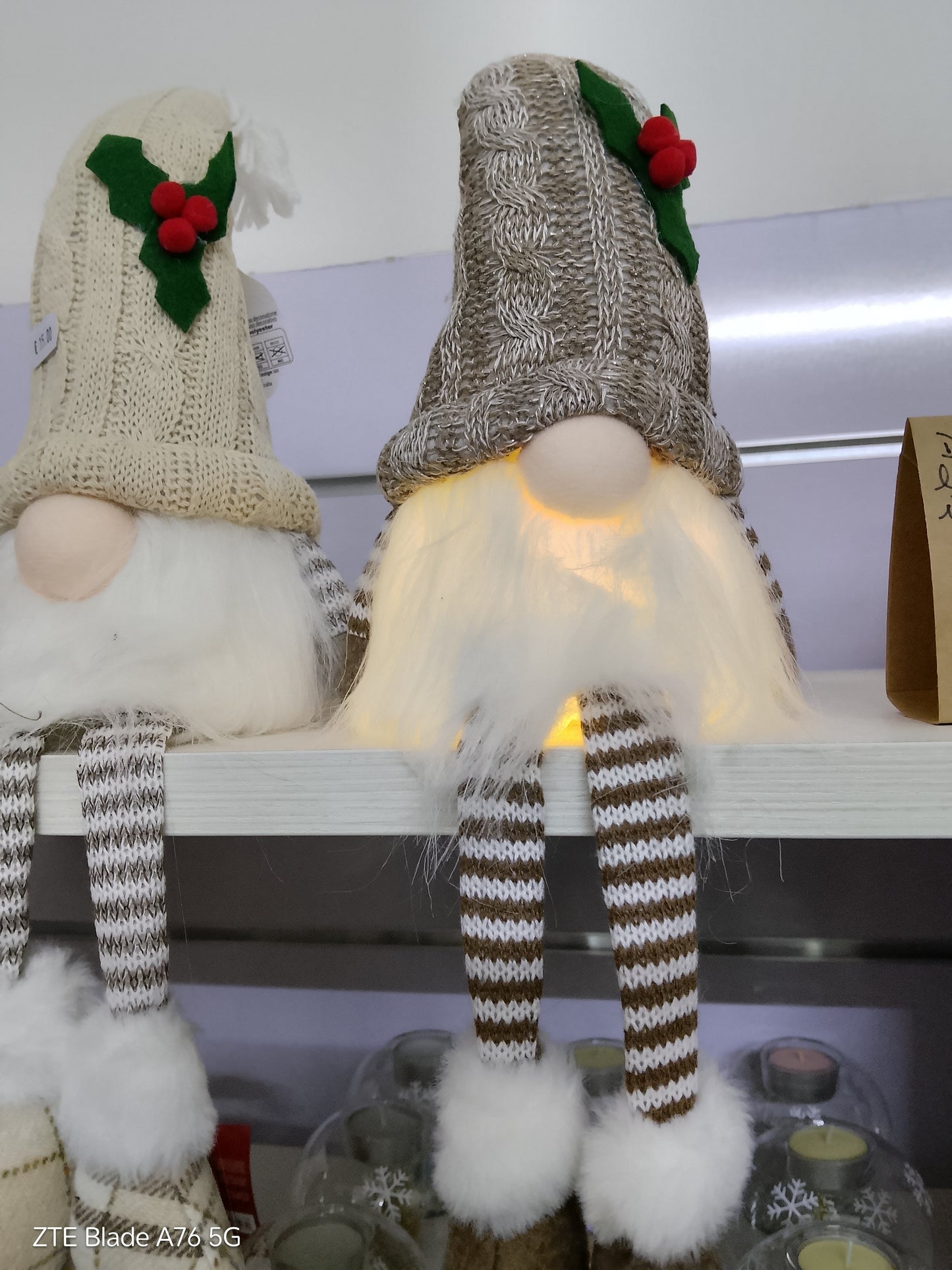 Gnomo Seduto "Gambe a Strisce e Luce Magica"