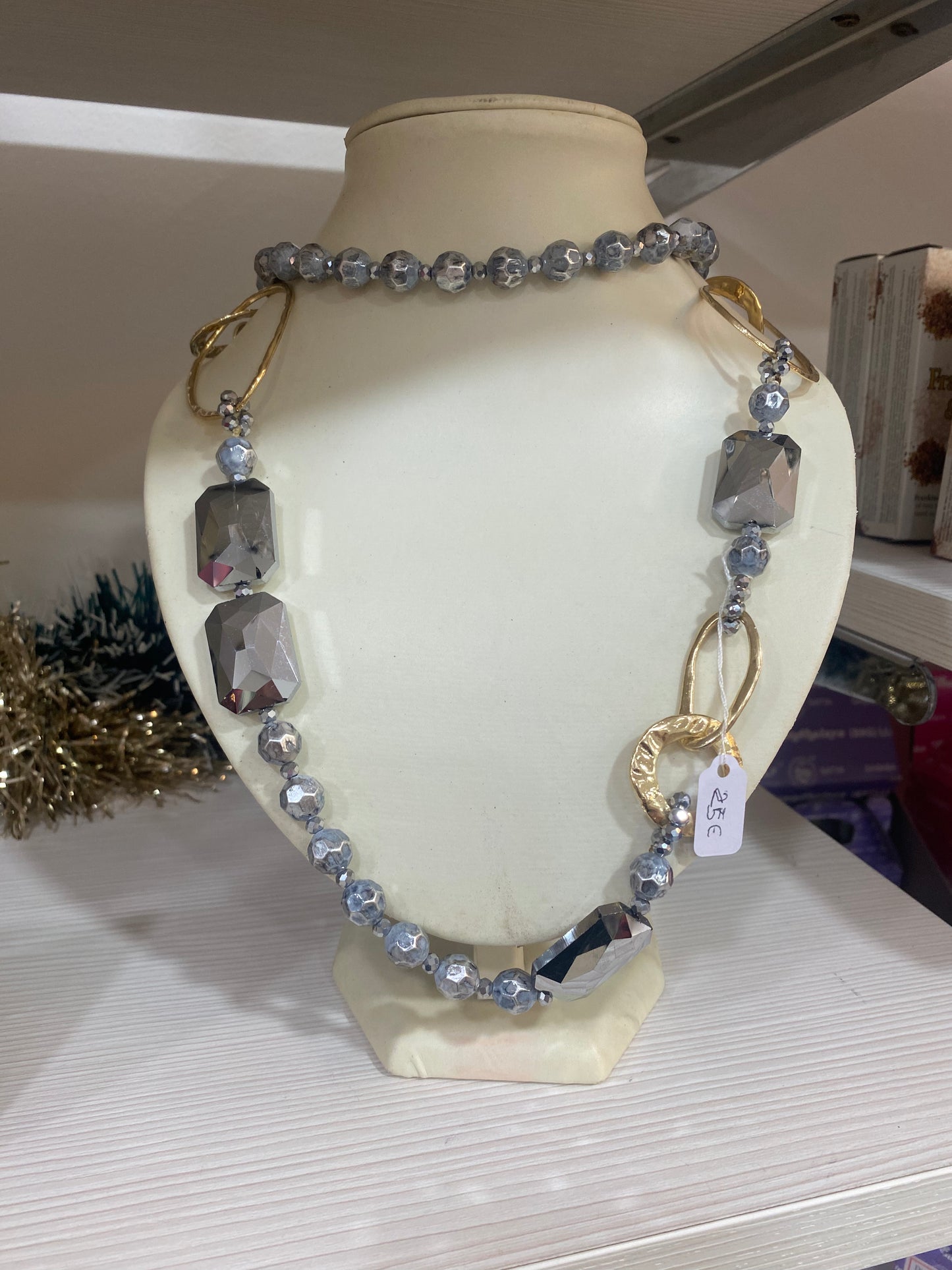 Titolo: Collana Lunga Statement - Eleganza Contemporanea